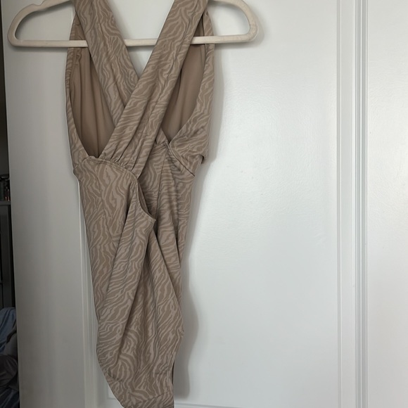 Stunning full piece Bathing suit with gold leaf on the back (tiny) - Picture 6 of 8